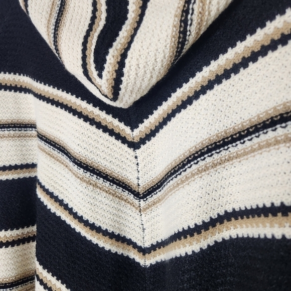 Dreamers Hooded Sleeved Poncho - Picture 5 of 9